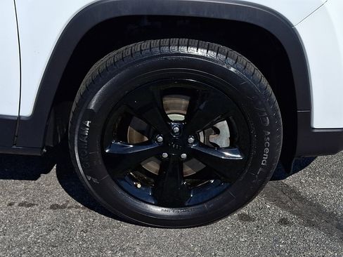 Used 2020 Jeep Cherokee Latitude Plus w/ Cold Weather Group image 8