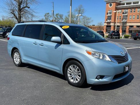 Used 2015 Toyota Sienna XLE w/ XLE Navigation Package image 38
