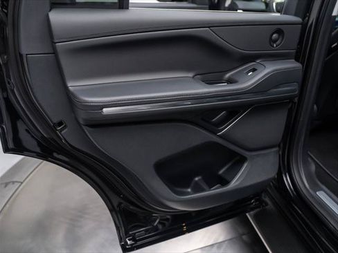 New 2026 Lincoln Navigator Premiere AWD/4WD image 25