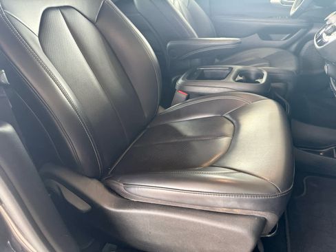 Used 2023 Chrysler Pacifica Touring-L w/ S Appearance Package image 10