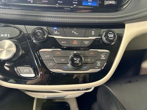 Used 2023 Chrysler Pacifica Touring-L image 23
