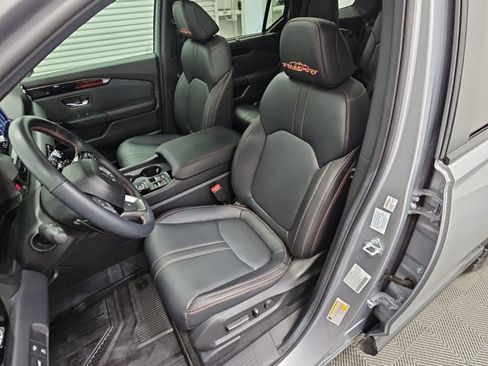 Used 2025 Honda Pilot TrailSport image 26