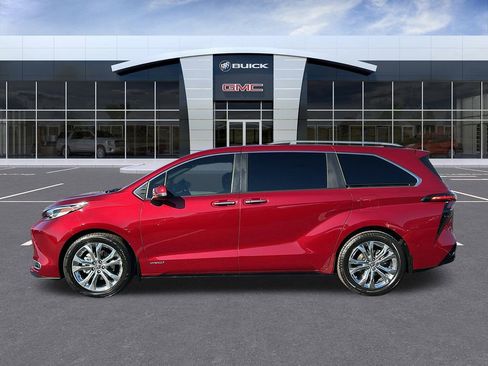 Used 2021 Toyota Sienna Platinum image 2