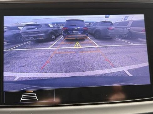 Used 2020 Buick Enclave Essence FWD image 2