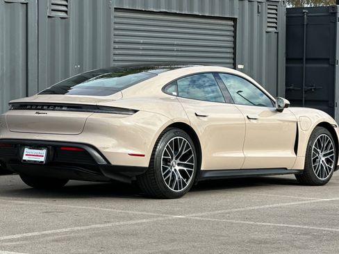 Used 2022 Porsche Taycan image 8