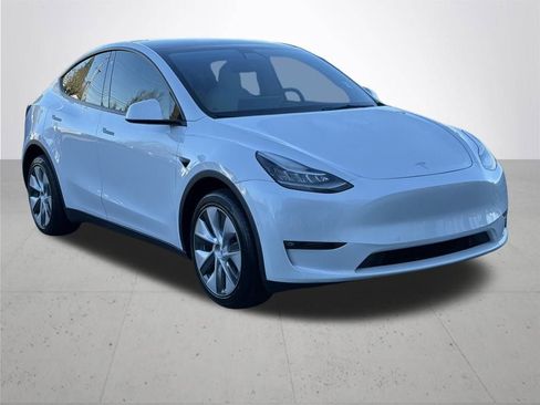 Used 2022 Tesla Model Y Long Range image 4
