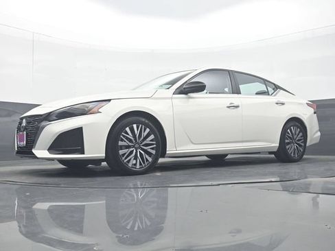 Used 2025 Nissan Altima 2.5 SV FWD image 28