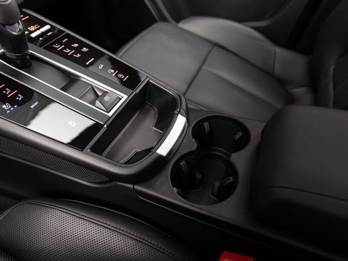 Certified 2025 Porsche Macan AWD/4WD image 18