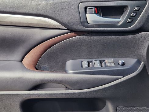 Used 2018 Toyota Highlander Limited image 23