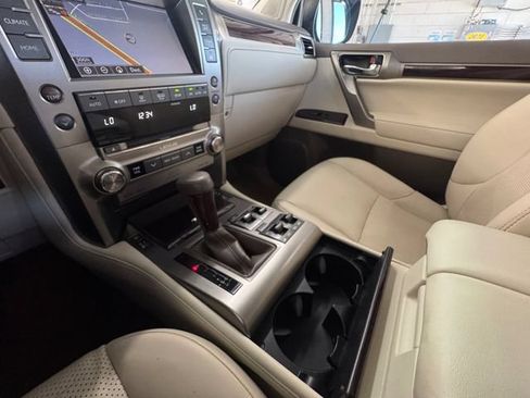 Used 2017 Lexus GX 460 Luxury w/ Preferred Accessory Package AWD/4WD image 10