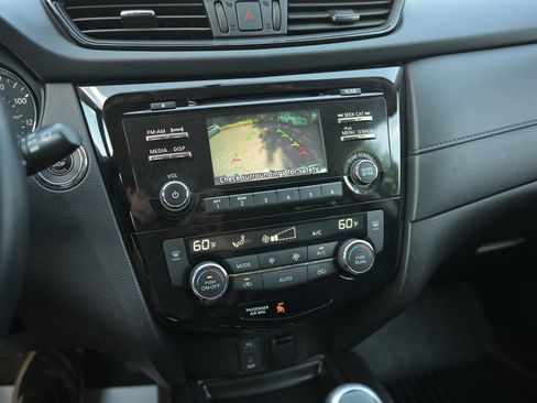 Used 2017 Nissan Rogue SV AWD/4WD image 2
