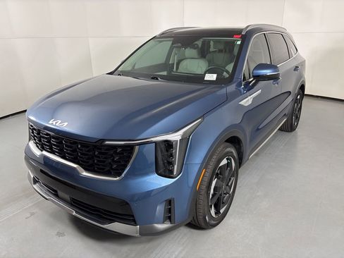 Used 2025 Kia Sorento EX w/ EX Panoramic Sunroof Package FWD image 4