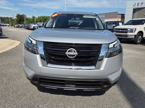Used 2025 Nissan Pathfinder SV FWD image 2