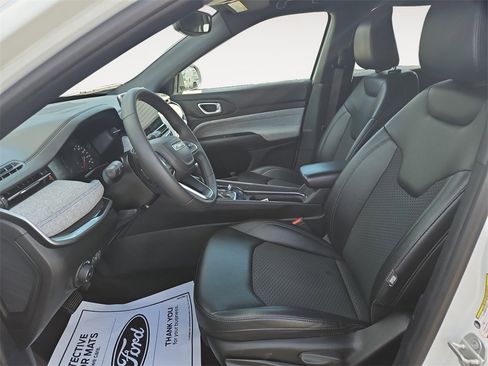 Used 2024 Jeep Compass Latitude image 9