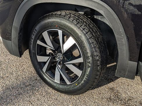 Certified 2022 Volkswagen Atlas Cross Sport SE image 35