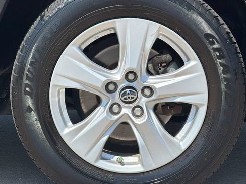 Used 2019 Toyota RAV4 XLE w/ Convenience Package FWD image 25
