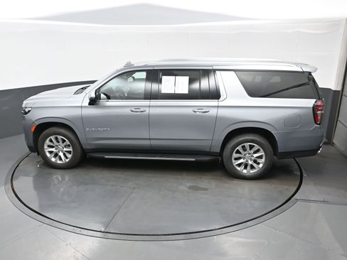 Used 2023 Chevrolet Suburban Premier AWD/4WD image 36