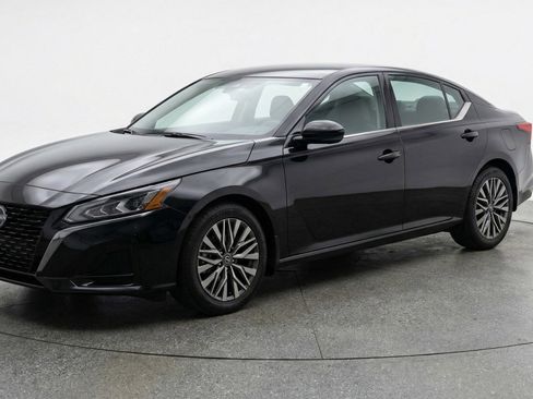 Used 2025 Nissan Altima 2.5 SV FWD image 3