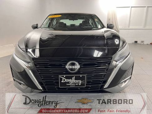 Used 2025 Nissan Altima 2.5 SV FWD image 2
