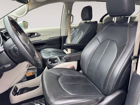 Used 2020 Chrysler Pacifica Touring-L image 9