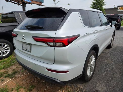 Used 2024 Mitsubishi Outlander ES FWD image 5