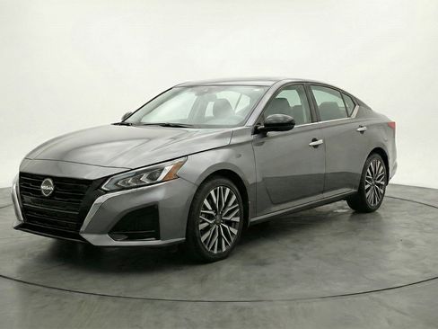 Used 2025 Nissan Altima 2.5 SV FWD image 3
