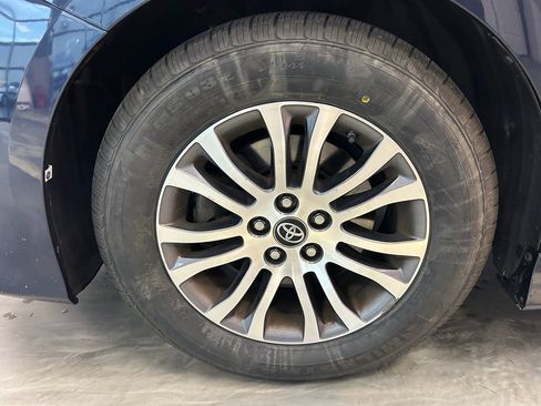 Used 2019 Toyota Sienna XLE w/ XLE Navigation Package FWD image 34