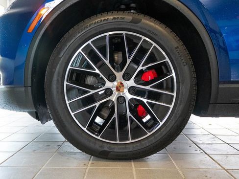 Certified 2025 Porsche Macan 4S Electric AWD/4WD image 11