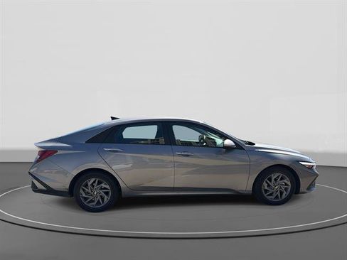 Used 2024 Hyundai Elantra SEL FWD image 3