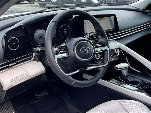 Used 2023 Hyundai Elantra Limited image 13