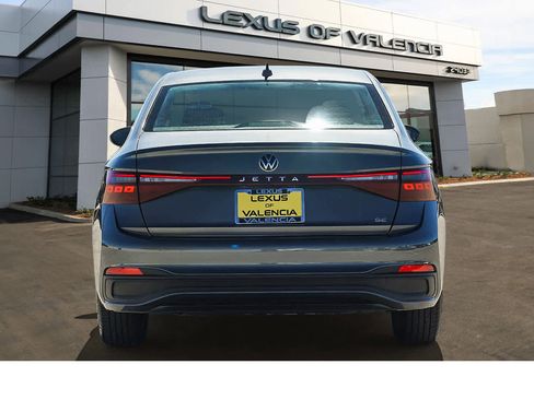 Used 2025 Volkswagen Jetta SE image 3