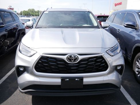 Certified 2025 Toyota Highlander XLE AWD/4WD image 2