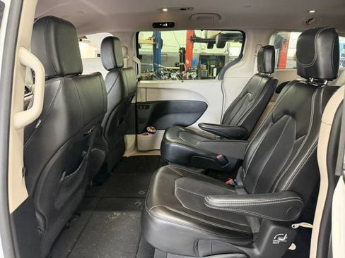 Used 2024 Chrysler Pacifica Touring-L FWD image 8
