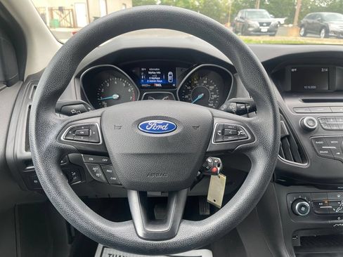 Used 2016 Ford Focus SE w/ SE Power Seat Package FWD image 28