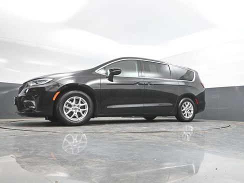 Used 2024 Chrysler Pacifica Touring-L FWD image 34