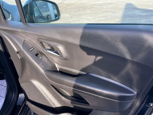 Used 2022 Chevrolet Trax LT w/ LT Convenience Package image 27