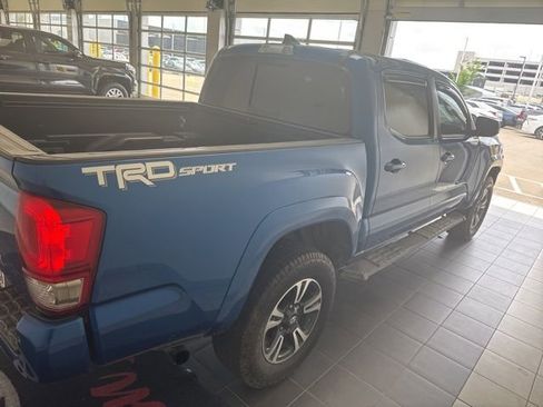 Used 2017 Toyota Tacoma TRD Sport RWD image 5