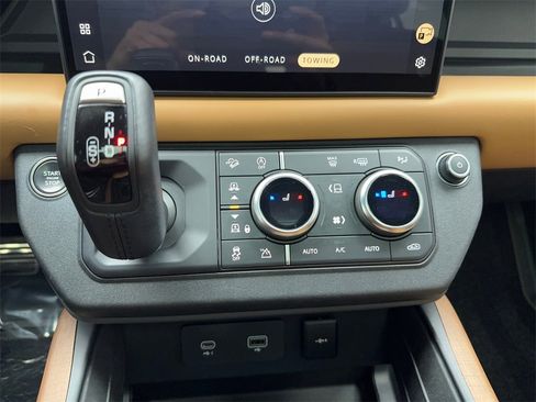 Used 2024 Land Rover Defender 130 X-Dynamic SE image 45