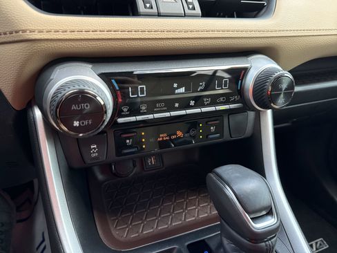 Used 2024 Toyota RAV4 Limited image 17