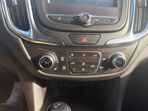 Used 2018 Chevrolet Equinox LT FWD image 14