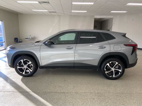 Used 2024 Chevrolet Trax RS w/ Sunroof Package image 9