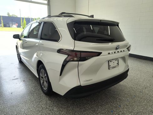 Used 2024 Toyota Sienna XLE FWD image 3