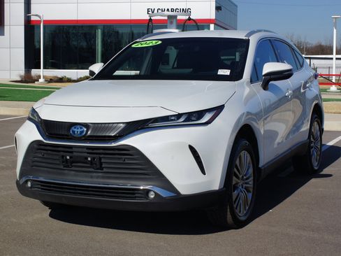 Used 2023 Toyota Venza XLE image 2