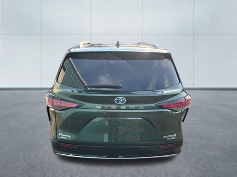Used 2023 Toyota Sienna Platinum image 3