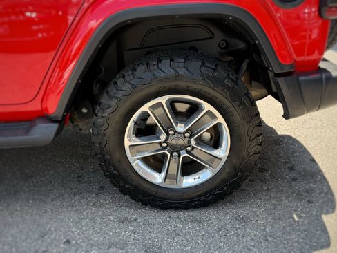 Used 2018 Jeep Wrangler Unlimited Sahara AWD/4WD image 16