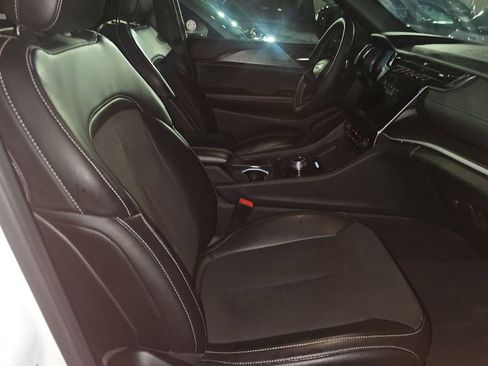 Used 2025 Jeep Grand Cherokee Altitude image 6