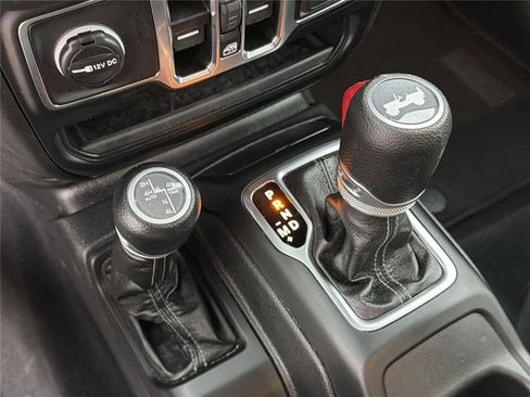 Used 2025 Jeep Wrangler Unlimited Sahara AWD/4WD image 31