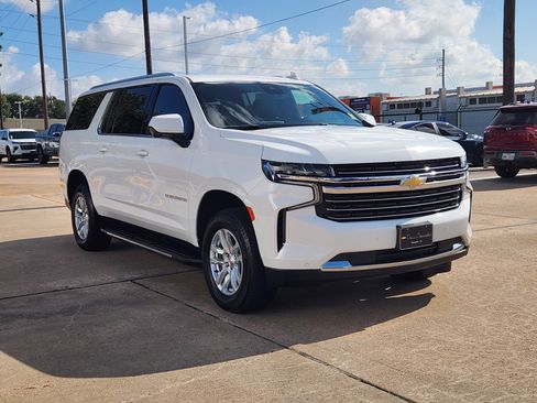 Certified 2024 Chevrolet Suburban LT RWD image 4
