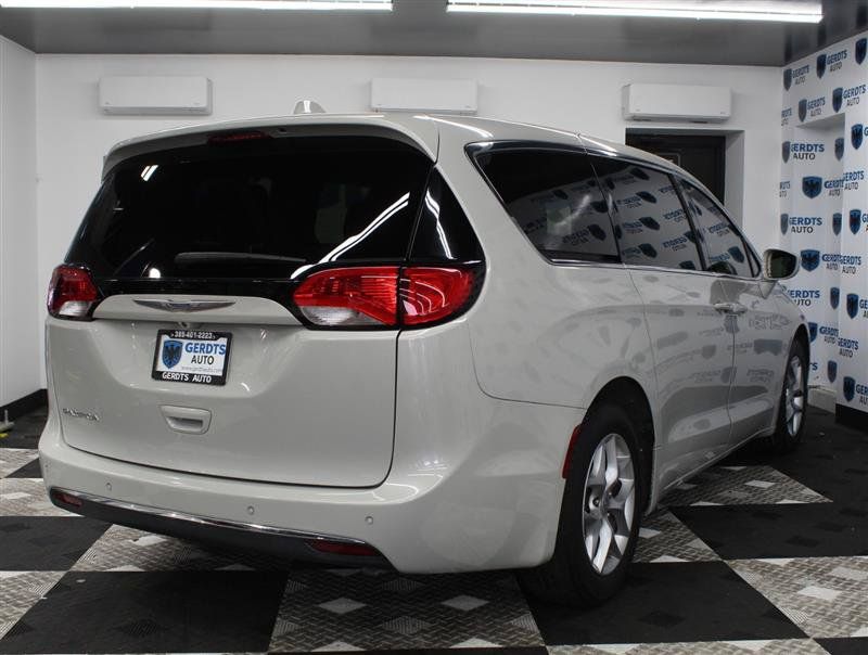 Used 2019 Chrysler Pacifica Touring Plus w/ Tire & Wheel Group FWD image 4