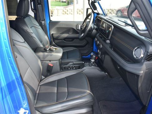 Used 2024 Jeep Wrangler Unlimited Sahara w/ Technology Group AWD/4WD image 29